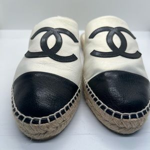 CHANEL
Interlocking CC Logo Lambskin Espadrilles
Size 41